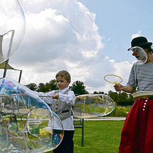 Riesenseifenblasen mit Clown Balzer aus Berlin zum Zuckertütenfest im oranienburger Schloßpark.