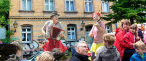 Das Clownsduo aus Berlin Clownin Viola G. Räusche und Clown Herr Balzer spielen Straßentheater mit Musik.