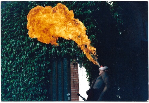 Feuerspucken mit Clown Balzer aus Berlin. Hier ein Foto noch mit einer analogen Kamera aufgenommen. Zum Kindergeburtstag 10 Jahre.