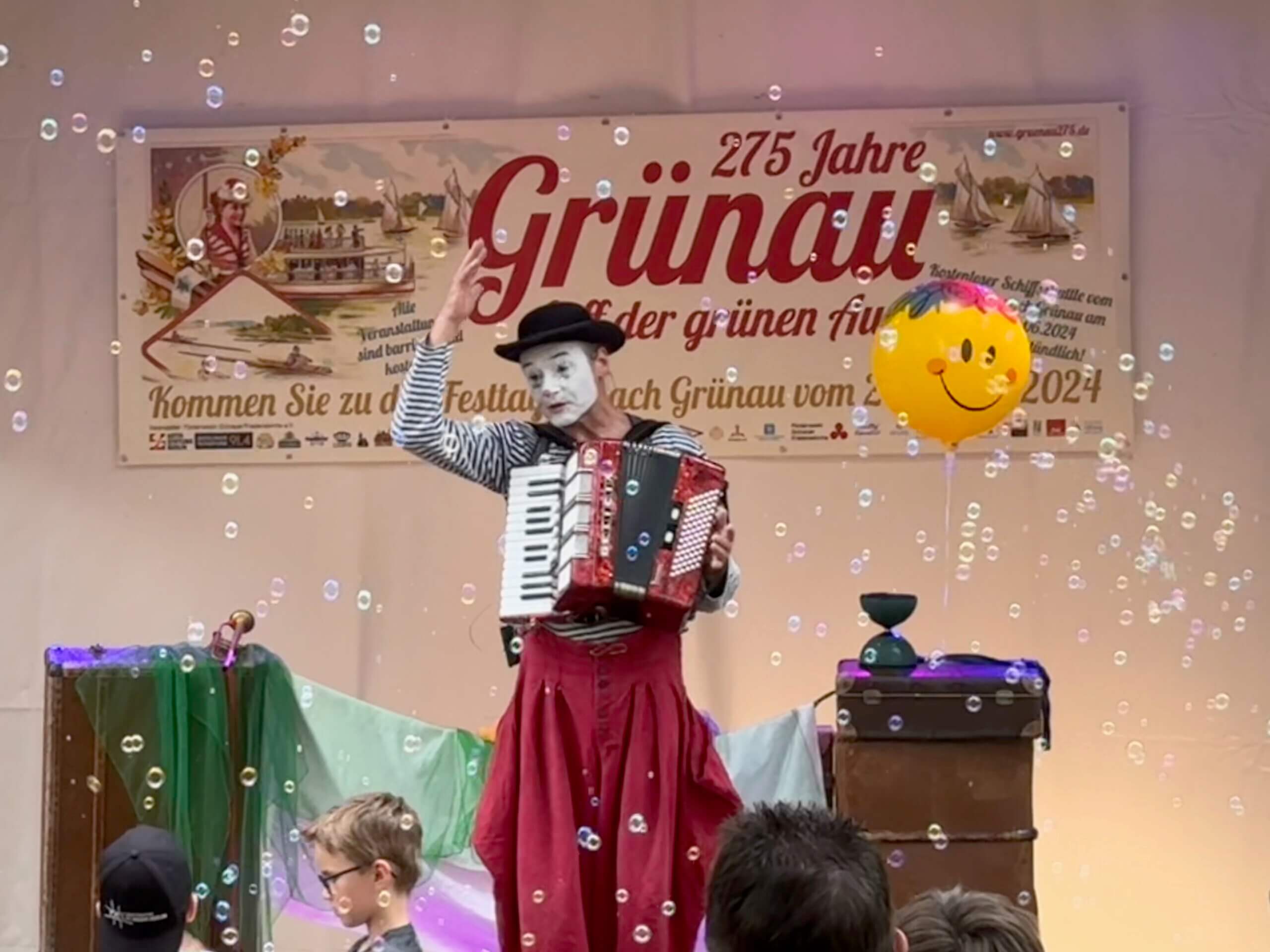 Clown Balzer spielt hier zur 275 Jahresfeier des Berlinerortsteils Grünau sein berühmtes Familientheaterstück „Herzblume“. Seine nächsten Auftritte ziehen Ihn dann auch nach Leipzig, Halle und Köthen in Sachen-Anhalt.